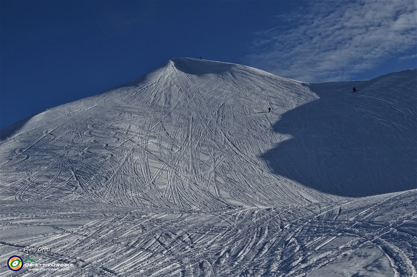 72 Il versante sud di Cima Villa battuto da motoslitte, escursionisti, ciaspolatori, scialpinisti.JPG